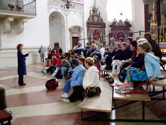 סמדר עם קבוצת מטיילים בקתדרלה של זלצבורג